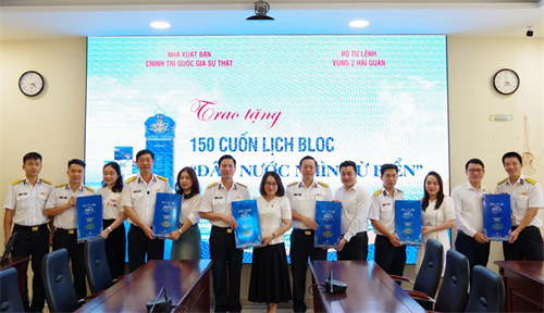 Nhà xuất bản Chính trị Quốc gia Sự thật tặng sách Vùng 2 Hải quân