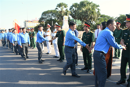 Ban Chỉ đạo 515 tỉnh Long An đón hài cốt liệt sĩ quân tình nguyện và chuyên gia Việt Nam hy sinh tại Campuchia về nước