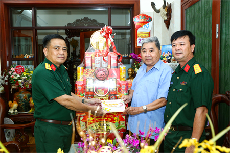 Quân khu 7 chúc Tết gia đình các đồng chí nguyên lãnh đạo Đảng, Nhà nước và Bộ Quốc phòng