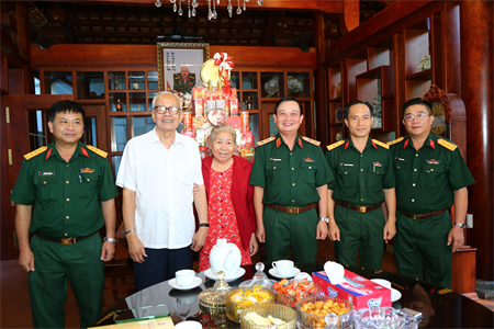 Trung tướng Trần Hoài Trung thăm, chúc Tết nguyên thủ trưởng Bộ Tư lệnh Quân khu qua các thời kỳ