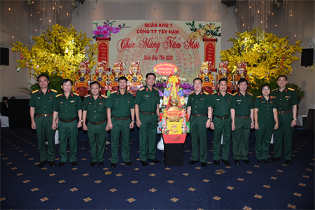 Tư lệnh Quân khu chúc tết các doanh nghiệp