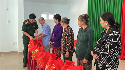 Bộ CHQS tỉnh Bà Rịa - Vũng Tàu tặng quà gia đình khó khăn tại huyện Xuyên Mộc