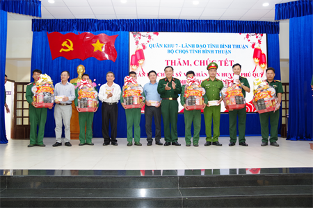 Bộ CHQS tỉnh Bình Thuận thăm, chúc tết cán bộ, chiến sĩ, Nhân dân đảo Phú Quý