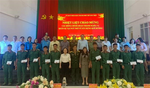 Thành phố Thủ Dầu Một đón 231 quân nhân xuất ngũ về địa phương