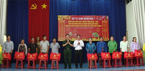 Quân khu tặng quà người dân khó khăn tỉnh Bình Dương