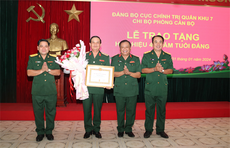 Trung tướng Trần Hoài Trung, Bí thư Đảng ủy, Chính ủy Quân khu 7 nhận Huy hiệu 40 năm tuổi Đảng