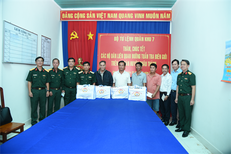 Thiếu tướng Đặng Văn Hùng tặng quà tết cho các hộ dân tuyến biên giới