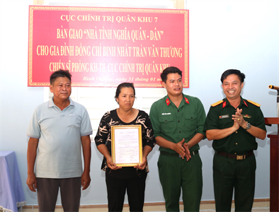 Cục Chính trị Quân khu 7 bàn giao nhà “Tình nghĩa quân-dân”