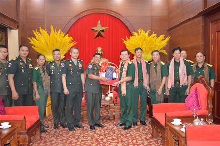 Các đoàn Quân đội Hoàng gia Campuchia thăm, chúc Tết Bộ Tư lệnh Quân khu 7