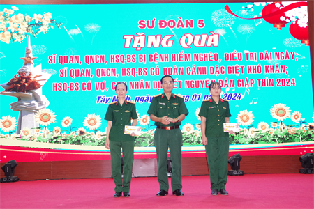 Sư đoàn 5: Tặng quà quân nhân hoàn cảnh đặc biệt khó khăn nhân dịp tết Nguyên đán Giáp Thìn năm 2024