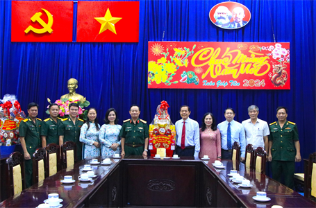 Thủ trưởng Bộ Tư lệnh Quân khu 7 chúc tết quận Gò Vấp