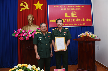 Chi bộ Phòng Dân vận (Đảng bộ Cục Chính trị Quân khu) trao Huy hiệu 30 năm tuổi Đảng