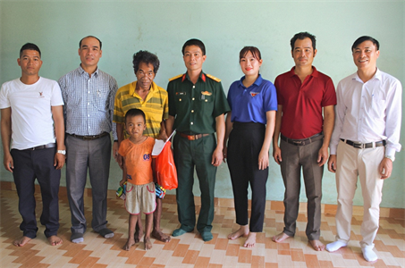 Vui tết quân–dân