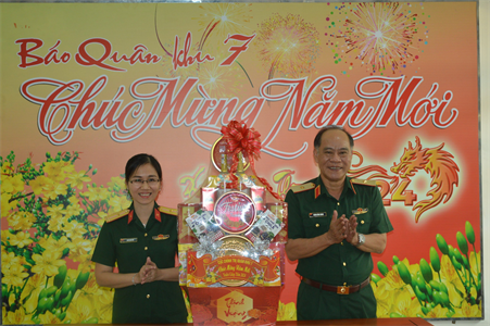 Thiếu tướng Hoàng Đình Chung chúc Tết các đơn vị thuộc Cục Chính trị Quân khu 7