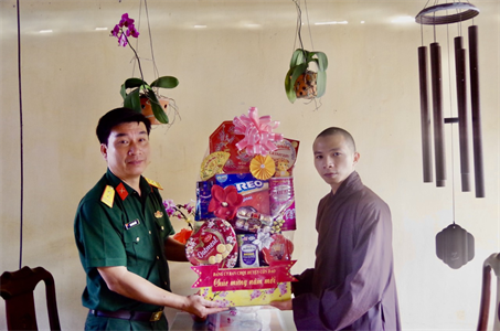 Ban CHQS huyện Côn Đảo thăm, chúc Tết các cơ sở tôn giáo trên địa bàn