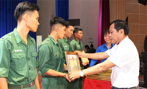 Huyện Bàu Bàng, tỉnh Bình Dương tuyên dương quân nhân hoàn thành nghĩa vụ quân sự