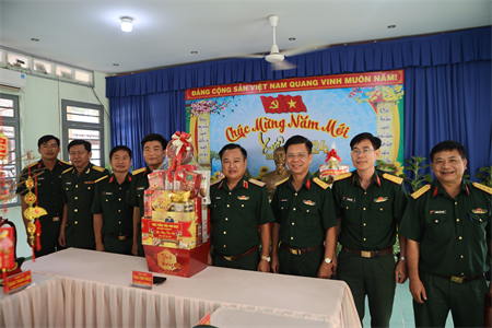 Thiếu tướng Trần Vinh Ngọc thăm, chúc Tết Tiểu đoàn 14 (Bộ CHQS tỉnh Tây Ninh)