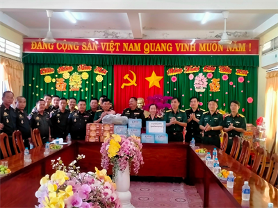 Chi khu Quân sự huyện Svay Chrum, tỉnh Svay Riêng, Quân đội Hoàng gia Campuchia thăm, chúc Tết Ban CHQS huyện Vĩnh Hưng