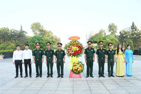 Công ty Đông Hải viếng Nghĩa trang Liệt sĩ Thành phố Hồ Chí Minh