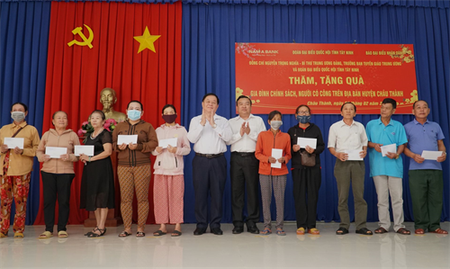 Đồng chí Nguyễn Trọng Nghĩa, Trưởng Ban Tuyên giáo Trung ương tặng quà Tết ở Tây Ninh