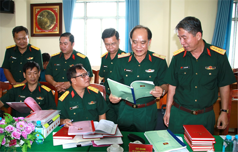 Một số kinh nghiệm nâng cao chất lượng sinh hoạt chi bộ trong Đảng bộ, LLVT Quân khu 7