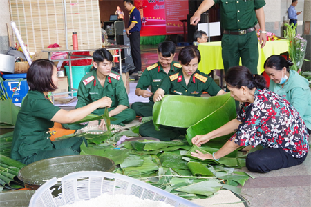 Lữ đoàn 23 thi gói, nấu bánh tết