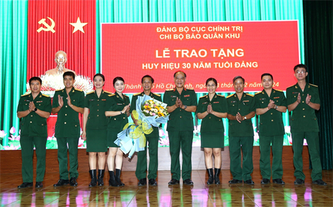 Chi bộ Báo Quân khu 7 trao tặng Huy hiệu 30 năm tuổi Đảng