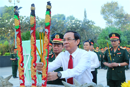 Đảng ủy, Bộ Tư lệnh Quân khu 7 viếng Nghĩa trang Liệt sĩ Thành phố Hồ Chí Minh