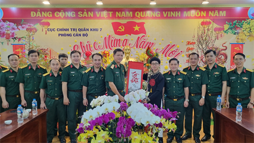 Thi trang trí cảnh quan, bàn thờ Tổ quốc ngày Tết