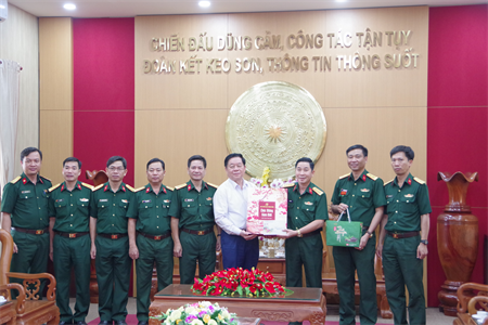 Thượng tướng Nguyễn Trọng Nghĩa, Bí thư Trung ương Đảng, Trưởng Ban Tuyên giáo Trung ương chúc tết cán bộ, chiến sĩ Lữ đoàn 23