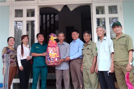 TP.Thuận An tặng quà thanh niên chuẩn bị lên đường nhập ngũ