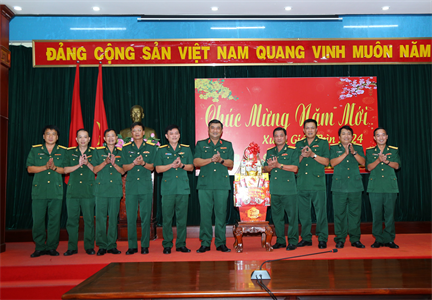 Thiếu tướng Lê Xuân Thế thăm, chúc Tết Sư đoàn 5 trước thời khắc Giao thừa