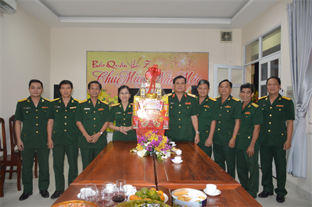Thiếu tướng Đặng Văn Lẫm chúc Tết các đơn vị đêm giao thừa