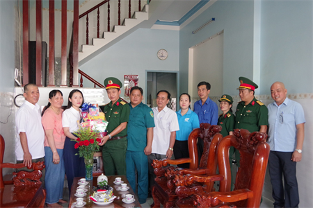 Nữ thanh niên ưu tú lên đường nhập ngũ