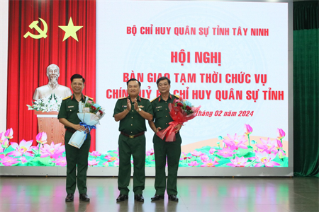 Bàn giao tạm thời chức danh Chính ủy Bộ Chỉ huy quân sự tỉnh Tây Ninh