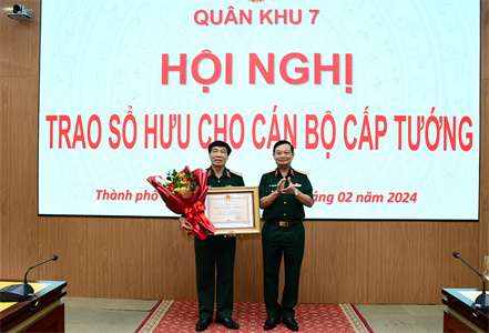 Quân khu 7 trao sổ hưu cho cán bộ cấp tướng