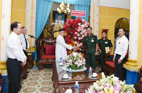 Trung tướng Nguyễn Trường Thắng, Tư lệnh Quân khu 7 dự Đại lễ Vía Đức Chí Tôn đạo Cao đài Tòa thánh Tây Ninh
