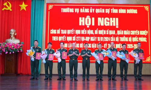 Thường vụ Đảng ủy Quân sự tỉnh Bình Dương công bố và trao quyết định về công tác cán bộ