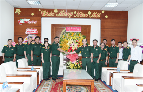Bộ Tư lệnh Quân khu chúc mừng các bệnh viện nhân Ngày Thầy thuốc Việt Nam