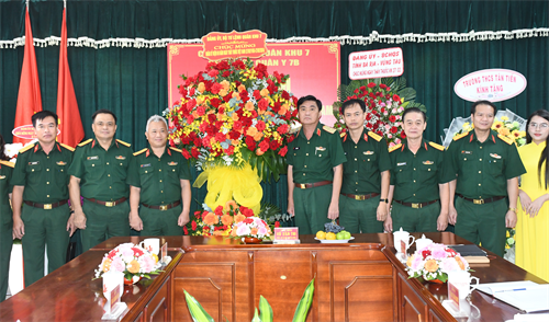 Thiếu tướng Võ Văn Thi, Phó Tư lệnh Quân khu thăm, chúc mừng các bệnh viện nhân Ngày Thầy thuốc Việt Nam