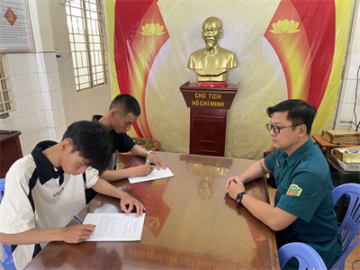 Anh em sinh đôi chung câu quân hành