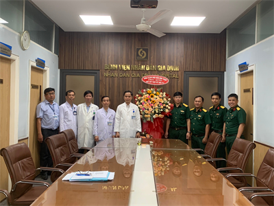 Ban CHQS quận Bình Thạnh thăm, tặng quà các cơ sở y tế