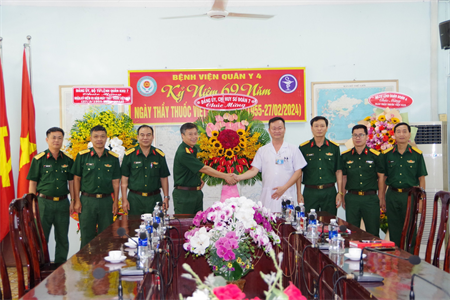 Sư đoàn 7 thăm, chúc mừng các bệnh viện nhân Ngày Thầy thuốc Việt Nam