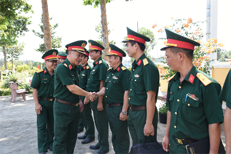 Thiếu tướng Hoàng Đình Chung, Chủ nhiệm Chính trị Quân khu kiểm tra công tác giao  nhận quân các đơn vị