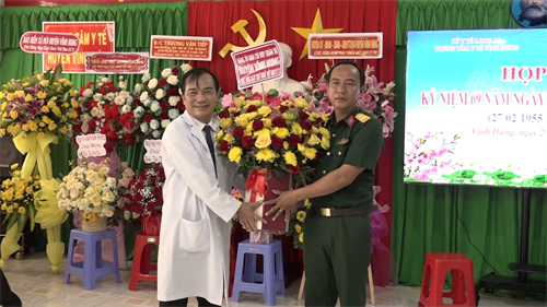 Ban CHQS huyện Vĩnh Hưng thăm, chúc mừng Ngày Thầy thuốc Việt Nam