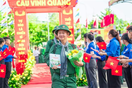 Thanh niên huyện Bình Chánh hăng hái lên đường bảo vệ Tổ quốc