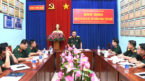 Bàn giao chức vụ Bí thư Chi bộ, Phó trưởng Phòng Tuyên huấn Quân khu