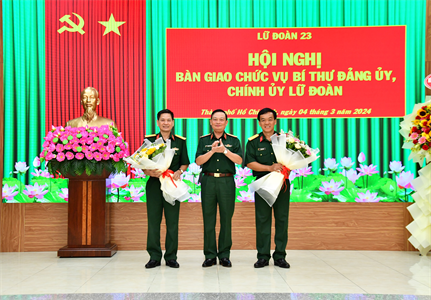 Bàn giao chức vụ Bí thư Đảng ủy, Chính ủy Lữ đoàn 23