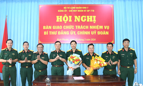 Trung tướng Trần Hoài Trung, Bí thư Đảng ủy, Chính ủy Quân khu chủ trì bàn giao chức vụ Chính ủy Đoàn Kinh tế – Quốc phòng 778