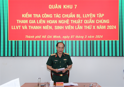 Thiếu tướng Hoàng Đình Chung kiểm tra công tác chuẩn bị tham gia Liên hoan nghệ thuật quần chúng LLVT và thanh niên, sinh viên năm 2024